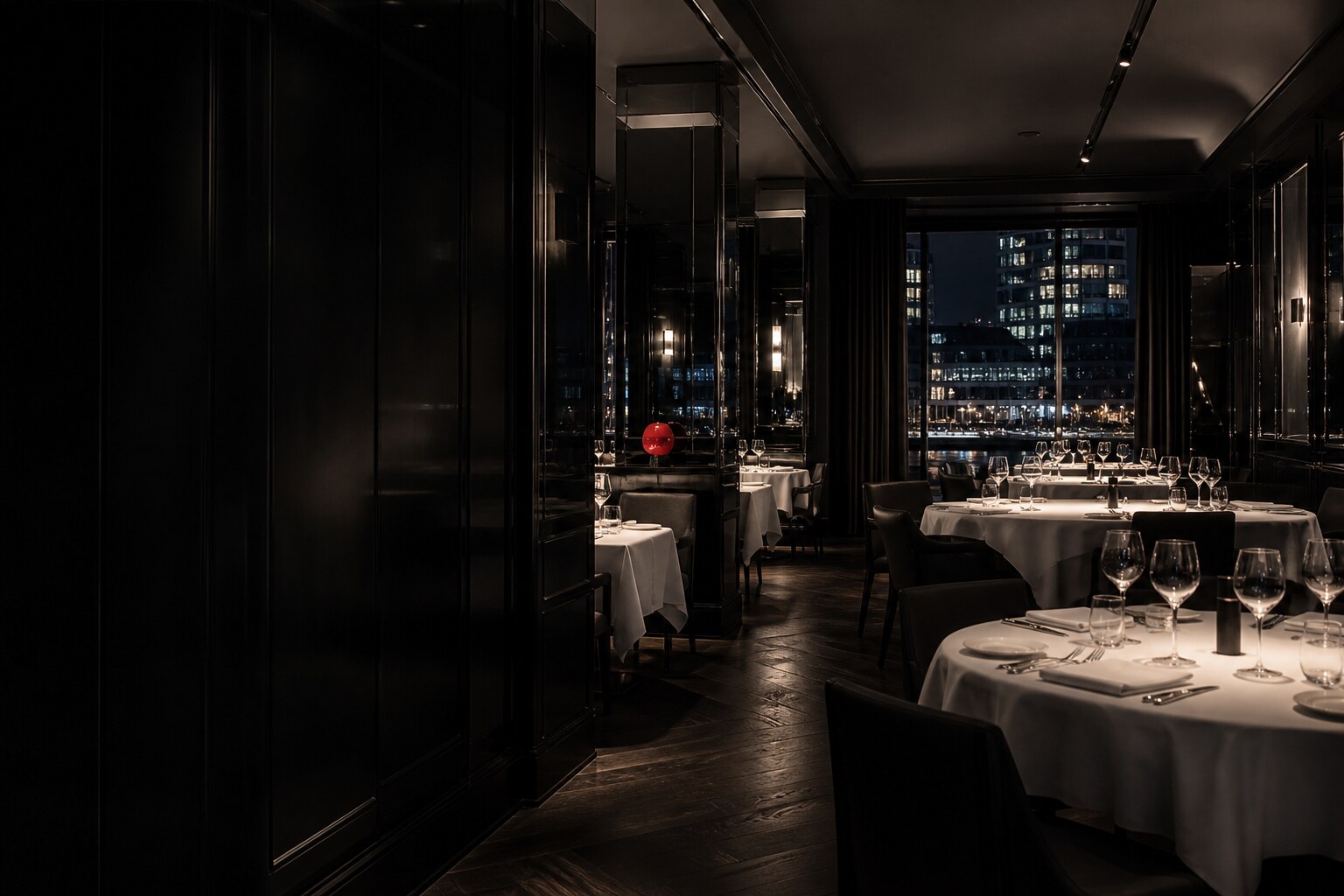 Sortlakkert nordisk restaurantsalong med dempet belysning
